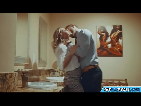 ❤️ جب ایک خوبصورت سنہرے بالوں والی آپ کو عوامی بیت الخلاء میں مائل کرتا ہے۔ ہم پر ur.niceporn.ru ️❤